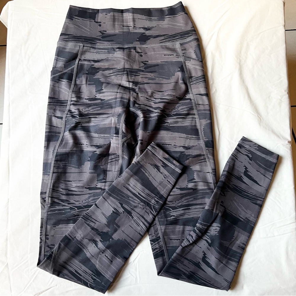 Alphalete Surface Pocket Legging (XS) - ‘Grey Canvas Camo’